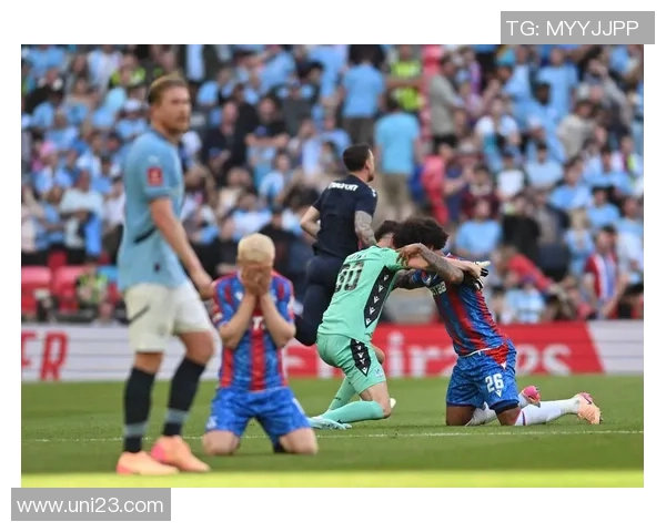 泰晤士:曼城明夏将重组后防线,格伊成为其夏窗首要方针